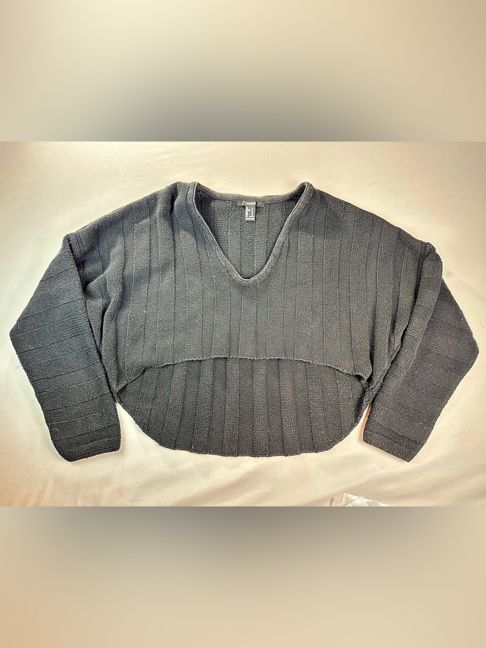 Forever 21 Black V-Neck High Low Hem Cropped Sweater Size Medium Overlay